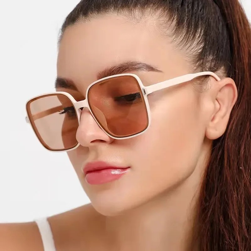 Lunettes de soleil carrées sur - Luxury Lifestyle Store avis et prix
